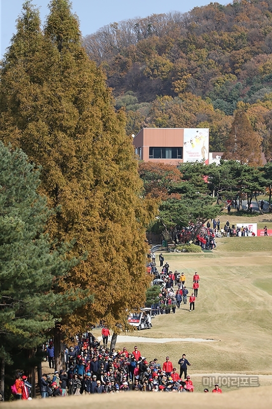 올해열린한KLPGA투어대회에서박성현을보기위해구름갤러리들이따라다니는모습.마니아리포트자료사진.