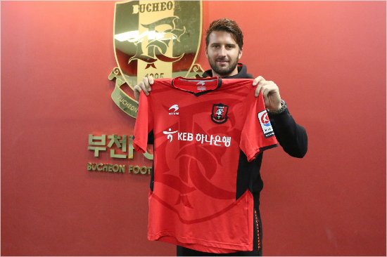 K리그클래식승격이아쉽게좌절된부천은2014년'아시아챔피언'웨스턴시드니에서활약했던호주출신안토니골렉을영입했다.(사진=부천FC1995제공)