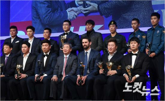지난달14일서울서초구양재동The-K호텔컨벤션센터에서열린'2016타이어뱅크KBO시상식에서KBO구본능총재및MVP두산니퍼트,신인왕넥센신재영등이기념촬영을하는모습.(자료사진=이한형기자)