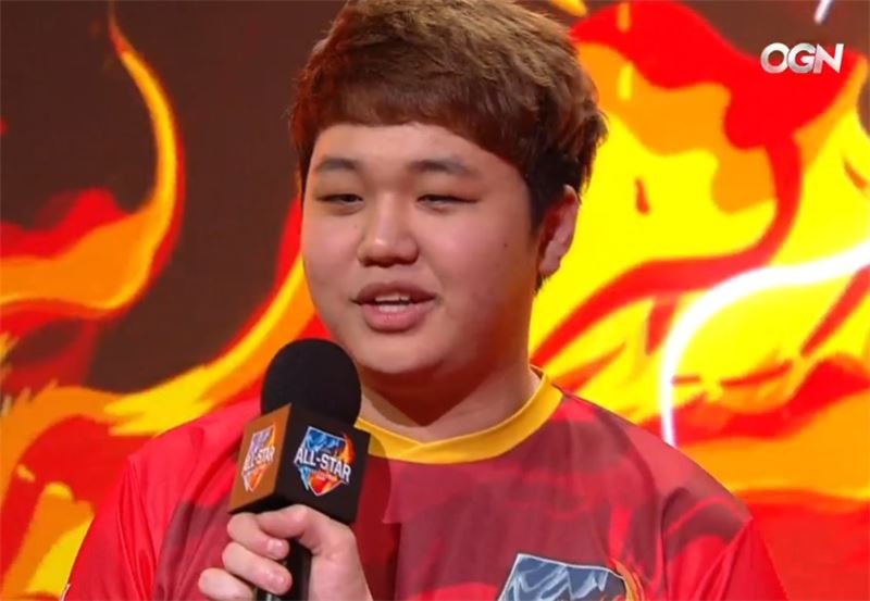 한국 팀의 원거리 딜러 '프레이' 김종인이 방송 인터뷰를 하고 있다(사진=OGN 생중계 화면 캡처).