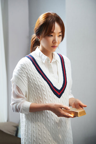 '안투라지' 윤지혜, 시크vs깜찍 반전 매력 담긴 비하인드 컷