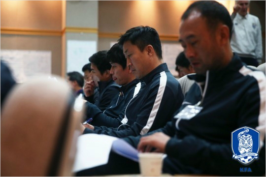 이번P급지도자라이선스강습회는이기형인천유나이티드감독(가운데)등현직K리그는물론,대학감독과대한축구협회전임지도자등이참가해성황을이뤘다.(사진=대한축구협회제공)