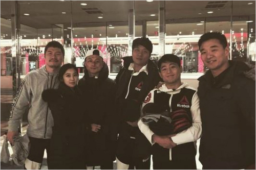 컵스완슨과경기후최두호와부산팀매드스태프들.사진=최두호인스타그램캡처