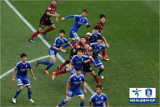 FA컵역사상최초의'슈퍼매치'결승전으로치러진올해대회는수원의우승으로끝났지만1,2차전은각각수원,서울의승리로역사에남게됐다.(사진=대한축구협회제공)