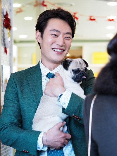 '푸른바다' 이희준, 사랑스런 강아지 들고 아빠미소! 자연스런 애견인 자태!