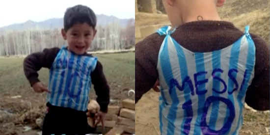 인터넷에서유명해진소년의비닐유니폼사진(출처=가디언영상캡처)