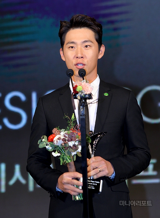 최진호가베스트플레이어상수상소감을말하고있다.그랜드하얏트=김상민기자