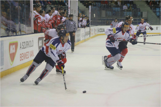 백지선감독이이끄는아이스하키대표팀은폴란드에서열린유로아이스하키챌린지에출전해개최국폴란드와대등한경기끝에아쉬운패배를맛봤다.백지선감독은이번대회에기존의주축선수를대거제외하고신예들을호출했다.(사진=대한아이스하키협회제공)