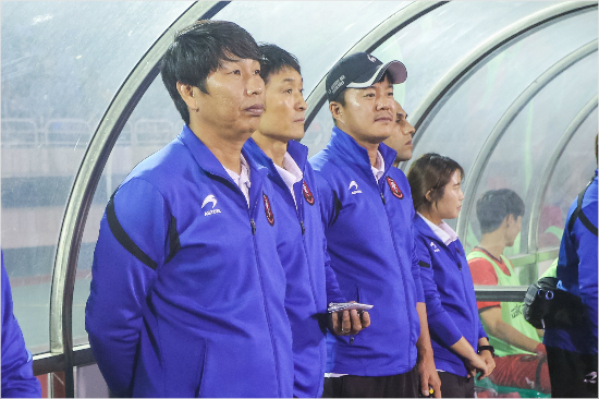 2017시즌K리그챌린지에서정식감독데뷔를앞둔정갑석부천감독(왼쪽)은자신의축구를빠르고시원한축구로정의했다.(사진=부천FC1995제공)