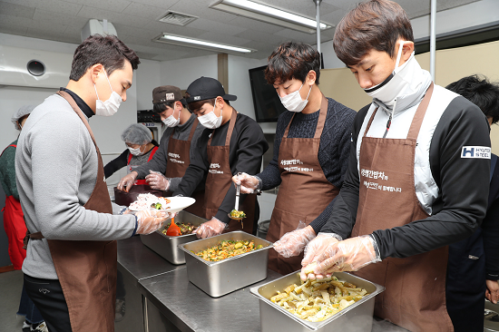 배색하고있는선수들.사진=KPGA제공