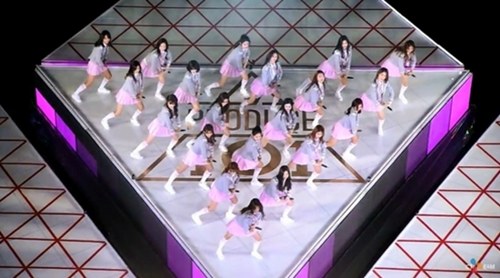 지난1월22일첫방송된Mnet'프로듀스101'은'선발형아이돌'이어느정도까지화제성을모을수있는지확인시켜준프로그램이었다.(사진='PickMe'MV캡처)