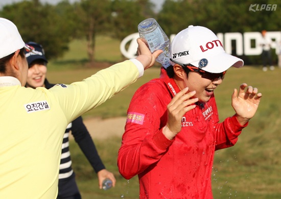 중국여자오픈우승축하물세례를받는김효주.사진=KLPGA제공