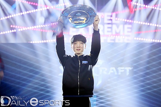 IEM 시즌11 경기 스타크래프트2 종목에서 우승한 이신형.