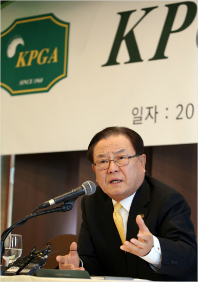 한국프로골프협회(KPGA)는2017년KPGA투어일정에2개대회가줄어들지만7개대회가신설이확정되거나,확정이유력해총18개이상의대회가치러진다고밝혔다.사진은양휘부KPGA회장.(사진=KPGA제공)