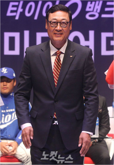 내년KBO경기운영위원으로활동하게된김용희전SK감독.(자료사진=황진환기자)