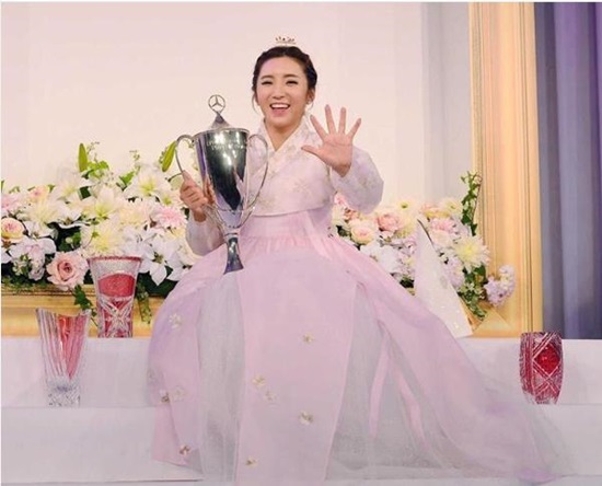이보미가JLPGA시상식에서'5관왕'에올랐다는뜻으로왼손을편포즈를취했다.사진=이보미인스타그램캡처