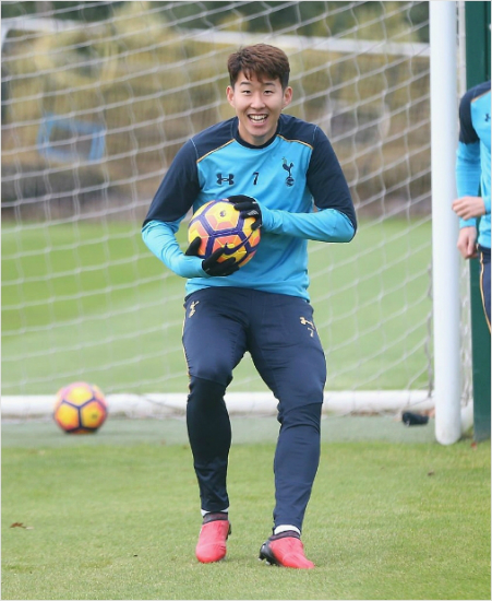 올시즌6골3도움을기록했지만최근부상선수의복귀와포체티노감독의전술교체등으로출전시간이크게줄어든손흥민은프랑스리그1의부자구단파리생제르맹으로이적설이제기됐다.(사진=토트넘공식트위터갈무리)