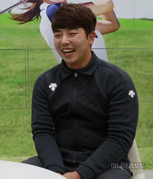 김태우가인터뷰도중웃음을터뜨리고있다.사진=마니아리포트