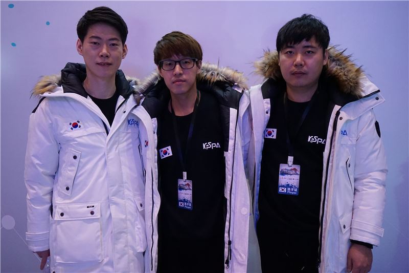 왼쪽부터 장재호, 김성식, 노재욱으로 구성된 한국의 워크래프트3 종목 대표 선수들(사진=한국e스포츠협회 제공).
