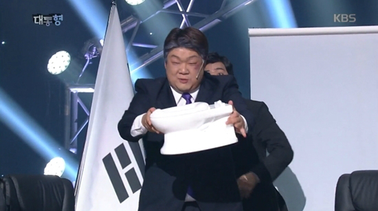 25일방송된KBS'개그콘서트-대통형'에서대통령역의서태훈이배가아프다고하자권한대행역의유민상은변기를새로해야겠다고말했다.(사진='대통형'캡처)
