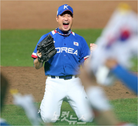 '봉의사의환호'봉중근이인천아시안게임야구결승전대만과경기에서금메달을확정지은뒤그라운드에주저앉아환호하는모습.(자료사진=황진환기자)