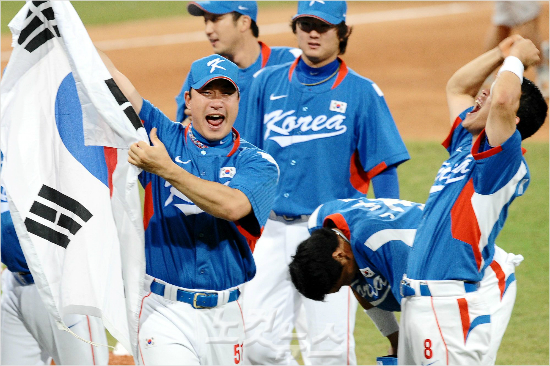 '8년전베이징에서도봉열사가'봉중근(왼쪽)이쿠바와베이징올림픽야구결승전에서3-2승리를거두며금메달을확정한뒤태극기를들고감격스러워하는모습.(자료사진=노컷뉴스)