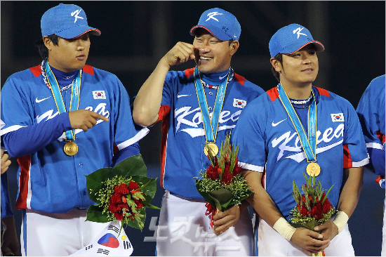 '추신수,운대요'봉중근(가운데)이2010광저우아시안게임야구결승전에서금메달을목에건뒤시상식에서추신수(오른쪽)가눈물을흘린다며익살스런포즈를취한모습.왼쪽은그에동조하는류현진.(자료사진)