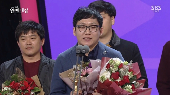 '2016SAF연예대상'에서올해의프로그램상교양다큐부문을수상한'그것이알고싶다'의장경주PD가수상소감하고있는모습(사진='SAF연예대상'캡처)
