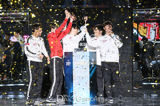 롤챔스 2016 스프링에서 우승을 차지한 SK텔레콤 T1.