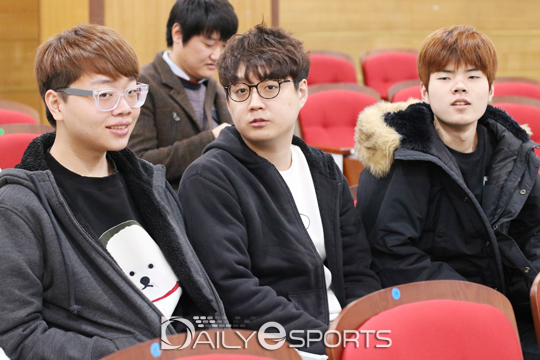 kt 롤스터의 '폰' 허원석(왼쪽)과 '마타' 조세형(가운데), '데프트' 김혁규.