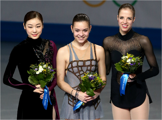 '시상대위치가바뀔까'김연아(왼쪽)는2014소치올림픽피겨여자싱글에서석연찮은판정으로금메달을개최국러시아의아델리나소트니코바(가운데)에내줬다.그러나최근러시아의조직적도핑에소트니코바도포함돼있다는의혹이제기되고있다.(자료사진=대한체육회)