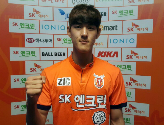 제주는2016시즌K리그에데뷔한수비형미드필더이동수를K리그챌린지대전시티즌에서영입했다.내년2월전역하는장원석이트레이드를통해전역후대전으로합류한다.(사진=제주유나이티드제공)