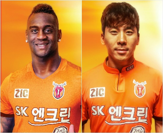 2017년아시아축구연맹(AFC)챔피언스리그출전을앞둔제주는기니비사우국가대표공격수멘디(왼쪽)와'아시아무대'경험을가진베테랑수비수박진포등리그에서검증을마친알짜선수를보강해선수단강화에성공했다.(사진=제주유나이티드제공)