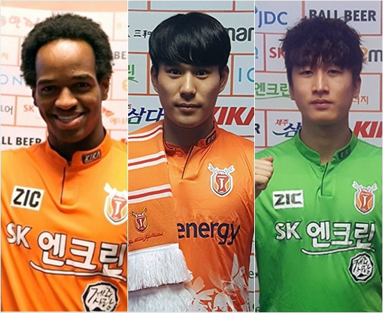 제주는일본J리그를경험한브라질공격수마그노(왼쪽)와함께K리그클래식에서기량이검증된공격수진성욱(가운데)과골키퍼이창근(오른쪽)등20대초중반의젊은선수를영입해'현재'와'미래'를모두잡는데성공했다.(사진=제주유나이티드제공)