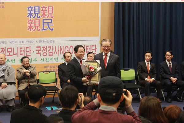 NGO 모니터단이 선정한 녠국정감사 우수국회의원’을 수상한 주광덕 의원(좌)