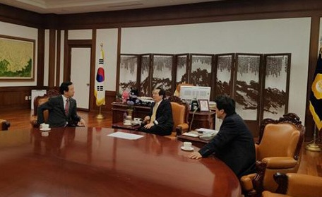 27일 국회의장에서 김성태 위원장(좌)과 정세균 국회의장(가운데) 면담한 안민석 의원(우)