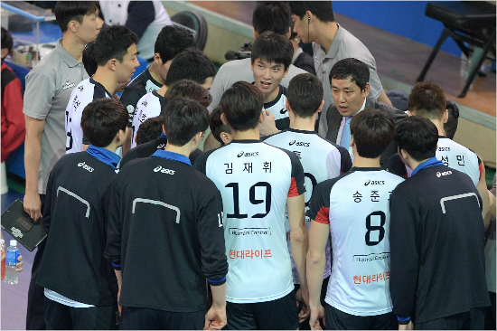 최태웅현대캐피탈감독은'라이벌'삼성화재와올시즌네번째맞대결에서패하자허리통증으로출전하지못한노재욱등선수들의컨디션관리를제대로하지못한자신의책임이크다고말했다.(사진=한국배구연맹제공)