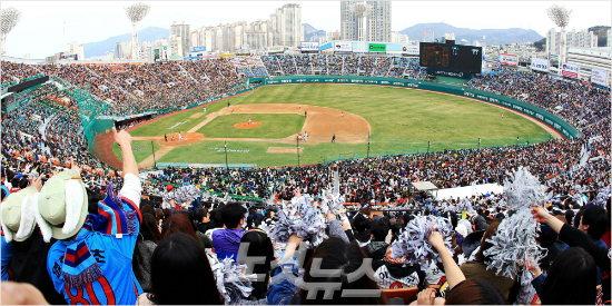 80년대와2000년대중후반최고의인기를구가했던부산사직구장은최근롯데의부진으로예전구도의명성을힘겹게이어가고있다.사진은2013년한화와개막개막전모습.(자료사진)