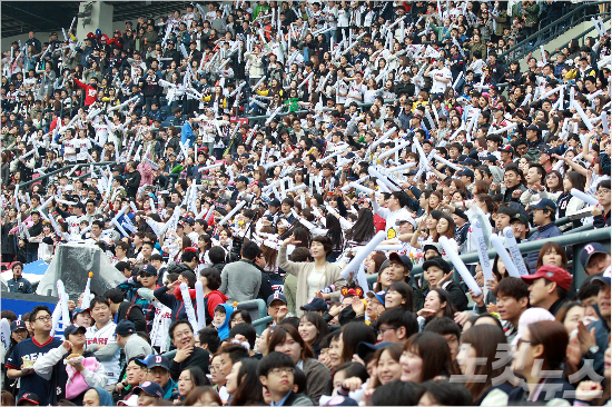 두산은2000년대꾸준한성적을내며LG와롯데가양분하던최고흥행구단대결에당당히도전장을내밀었다.사진은두산의홈경기때팬들의응원모습.(자료사진)