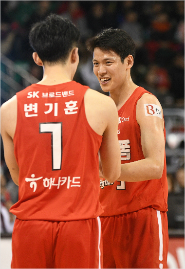 '다시일어서는거야'SK김선형이28일KGC인삼공사와홈경기에서함께역전승을일궈내며6연패를끊어낸뒤변기훈과기쁨을나누는모습.(잠실=KBL)