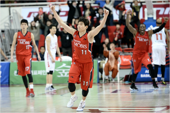 '우째이런일이...'모비스박구영(11번)이23일SK와홈경기에서연장종료직전역전버저비터3점슛을넣은뒤기뻐하는사이SK김선형(왼쪽두번째)이허탈한표정을짓는모습.(자료사진=KBL)