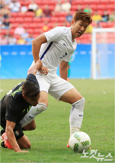 손흥민은소속팀토트넘은물론축구대표팀소속으로2016년한해동안57경기에출전해국내축구선수가운데가장많은경기를소화한것으로조사됐다.황진환기자