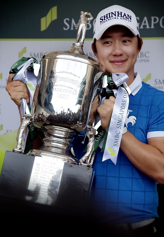 아시안투어SMBC싱가포르오픈에서우승한송영한이트로피를들고있다.사진=AP뉴시스