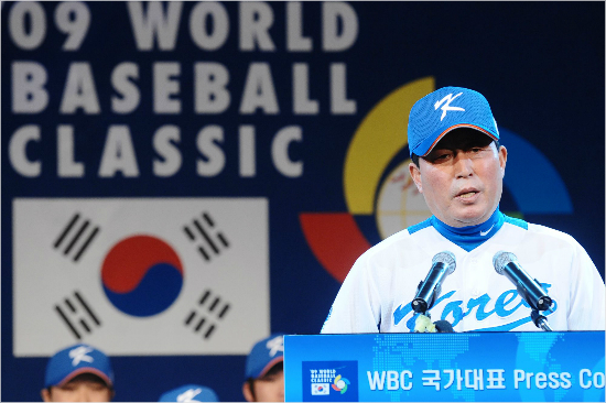 '국민감독,또다시중책을...'김인식WBC대표팀감독은2006년1회와2009년2회에이어내년3회대회사령탑을맡았다.사진은2009년2회대회에앞선대표팀출정식에서김감독이출사표를밝히는모습.(자료사진=노컷뉴스)