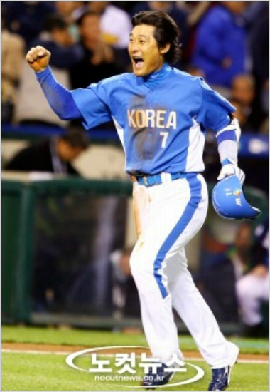 2006년WBC대회에서이종범이일본과2라운드경기에서결승타를때려낸뒤환호하는모습.(자료사진)