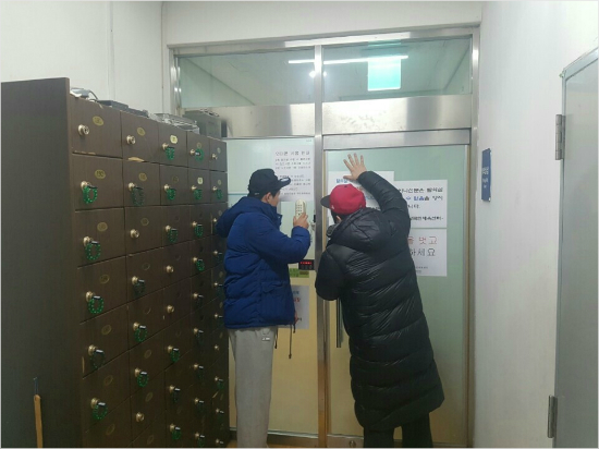 하남국민체육센터의체육관야간이용시민들은샤워장을이용할수없다.샤워장은헬스장회원들외에는잠금장치를열지못하게돼있다.사진은센터샤워실앞에서있는체육관이용시민들.(사진=시민제보)