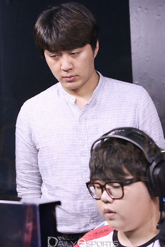 최병훈 SKT LoL감독 "걱정의 2016년, 풍작으로 마쳐준 선수들에게 감사"