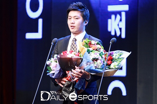 최병훈 SKT LoL감독 "걱정의 2016년, 풍작으로 마쳐준 선수들에게 감사"