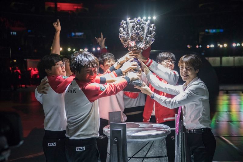 2016년 롤드컵에서 우승한 SK텔레콤 T1(사진=라이엇게임즈 제공).