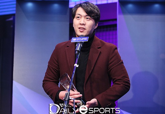 최병훈 SKT LoL감독 "걱정의 2016년, 풍작으로 마쳐준 선수들에게 감사"
